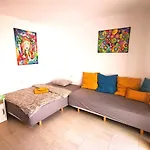Apartman Abajo, Casa